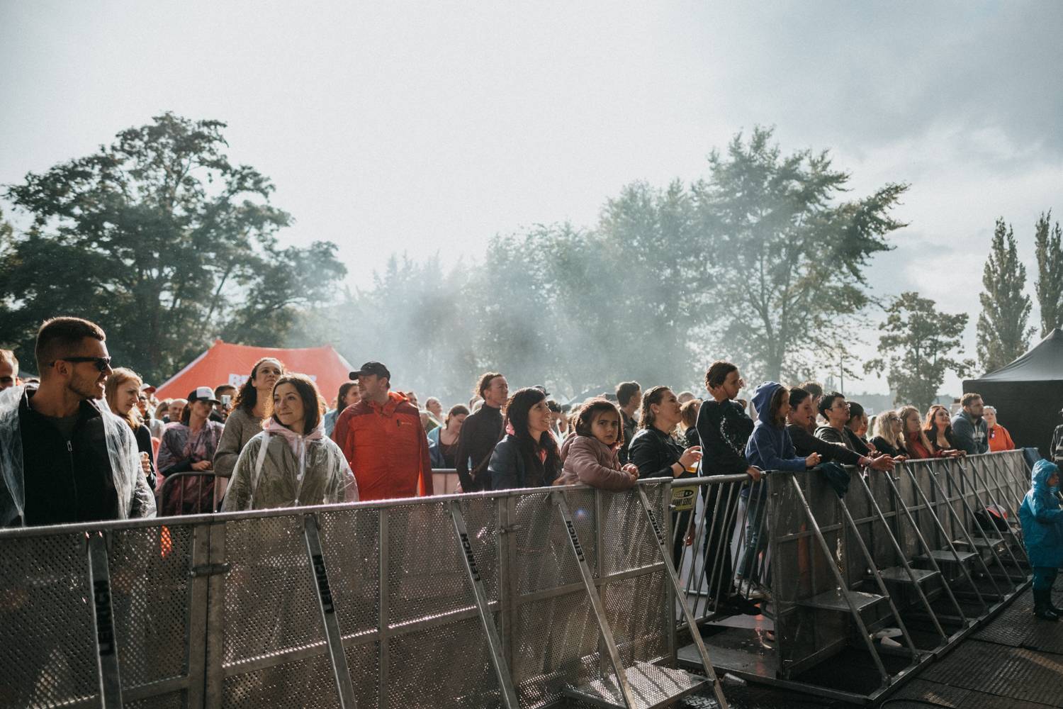 Druhý den pardubického Létofestu oslavoval Tomáš Vartecký z Wanastowek narozeniny, UDG se polévali vodou. Program uzavíral Divokej Bill