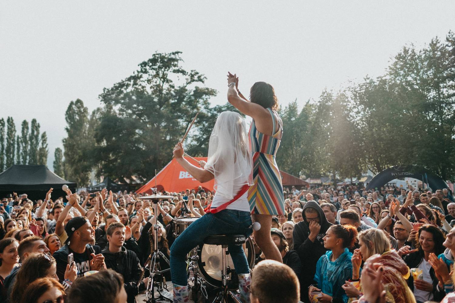 Druhý den pardubického Létofestu oslavoval Tomáš Vartecký z Wanastowek narozeniny, UDG se polévali vodou. Program uzavíral Divokej Bill