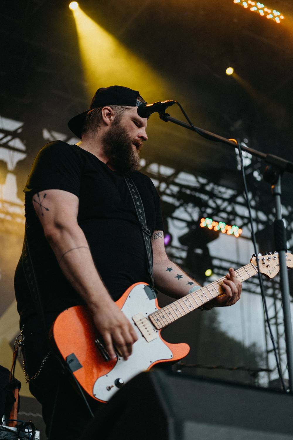 Druhý den pardubického Létofestu oslavoval Tomáš Vartecký z Wanastowek narozeniny, UDG se polévali vodou. Program uzavíral Divokej Bill