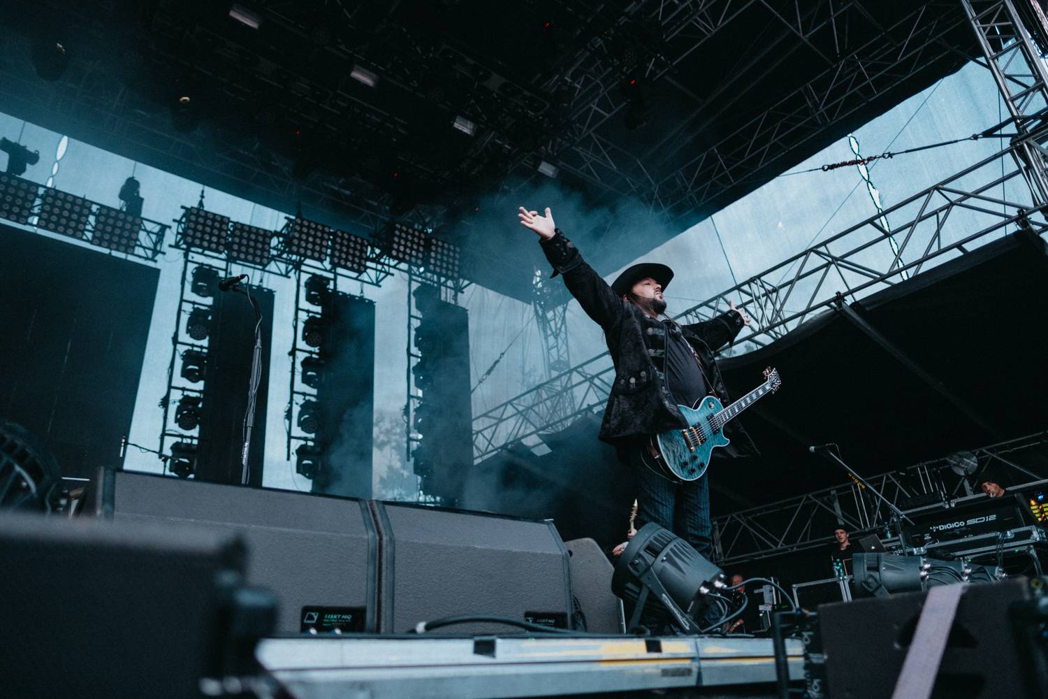 Druhý den pardubického Létofestu oslavoval Tomáš Vartecký z Wanastowek narozeniny, UDG se polévali vodou. Program uzavíral Divokej Bill