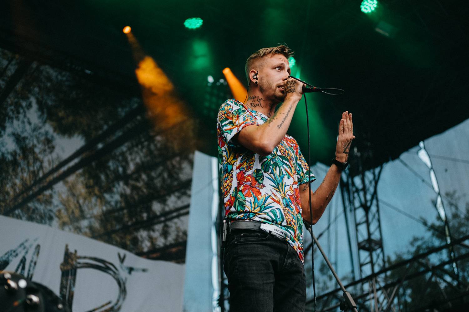 Druhý den pardubického Létofestu oslavoval Tomáš Vartecký z Wanastowek narozeniny, UDG se polévali vodou. Program uzavíral Divokej Bill