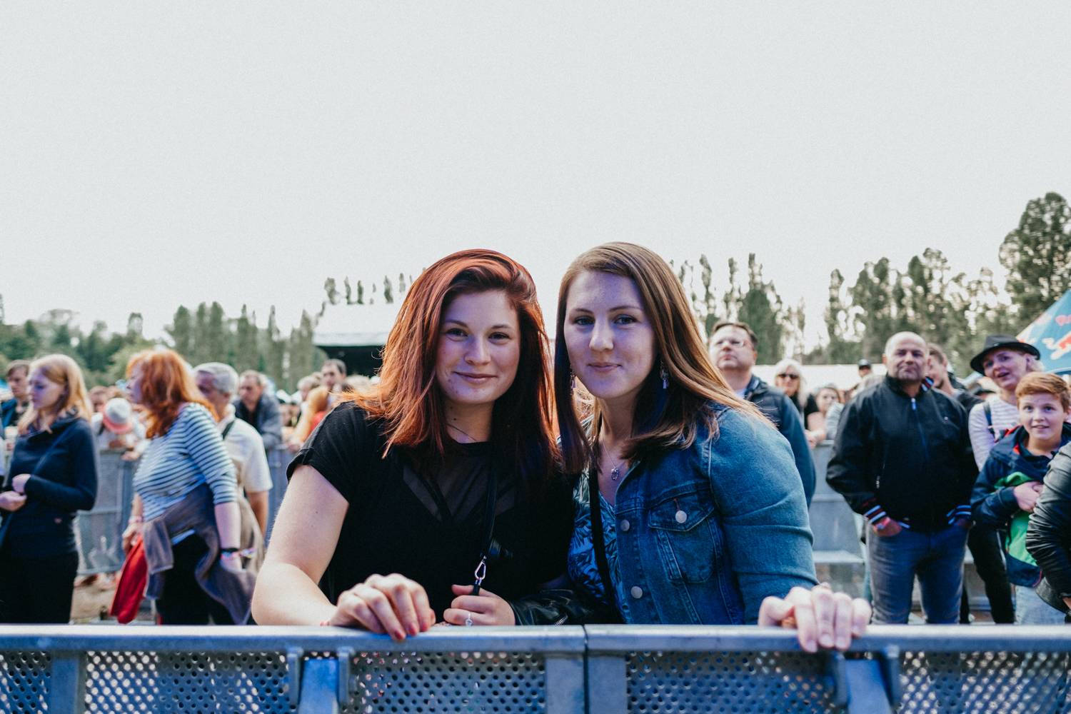 Druhý den pardubického Létofestu oslavoval Tomáš Vartecký z Wanastowek narozeniny, UDG se polévali vodou. Program uzavíral Divokej Bill