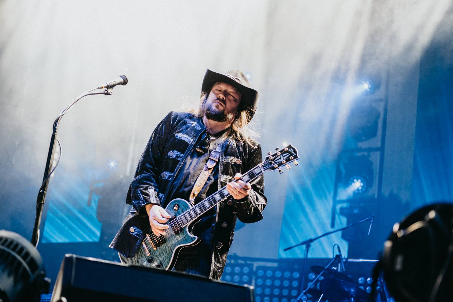 Druhý den pardubického Létofestu oslavoval Tomáš Vartecký z Wanastowek narozeniny, UDG se polévali vodou. Program uzavíral Divokej Bill