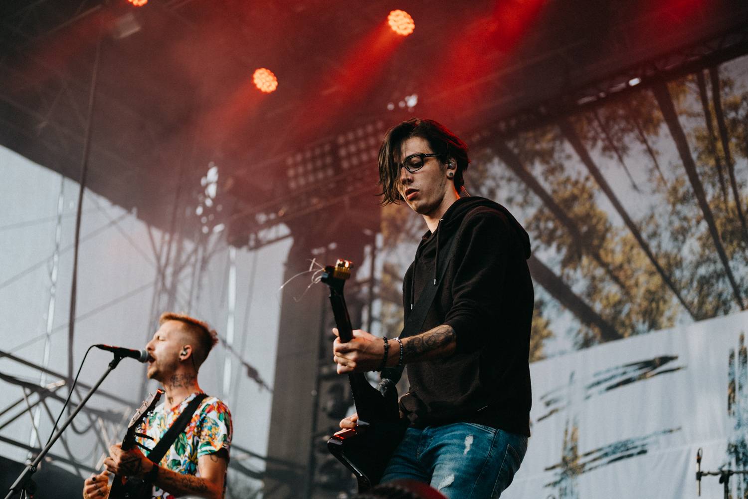 Druhý den pardubického Létofestu oslavoval Tomáš Vartecký z Wanastowek narozeniny, UDG se polévali vodou. Program uzavíral Divokej Bill