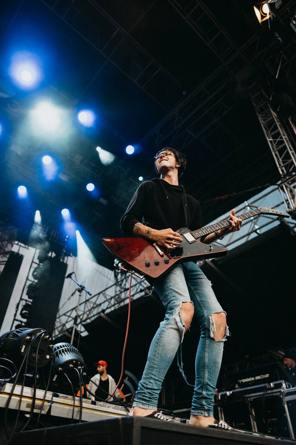 Druhý den pardubického Létofestu oslavoval Tomáš Vartecký z Wanastowek narozeniny, UDG se polévali vodou. Program uzavíral Divokej Bill