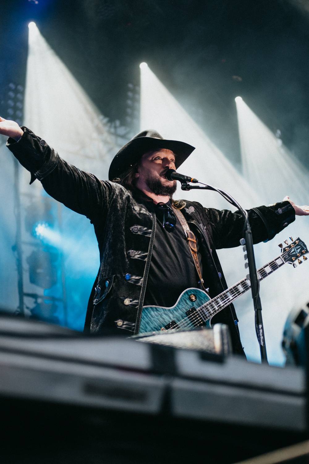 Druhý den pardubického Létofestu oslavoval Tomáš Vartecký z Wanastowek narozeniny, UDG se polévali vodou. Program uzavíral Divokej Bill