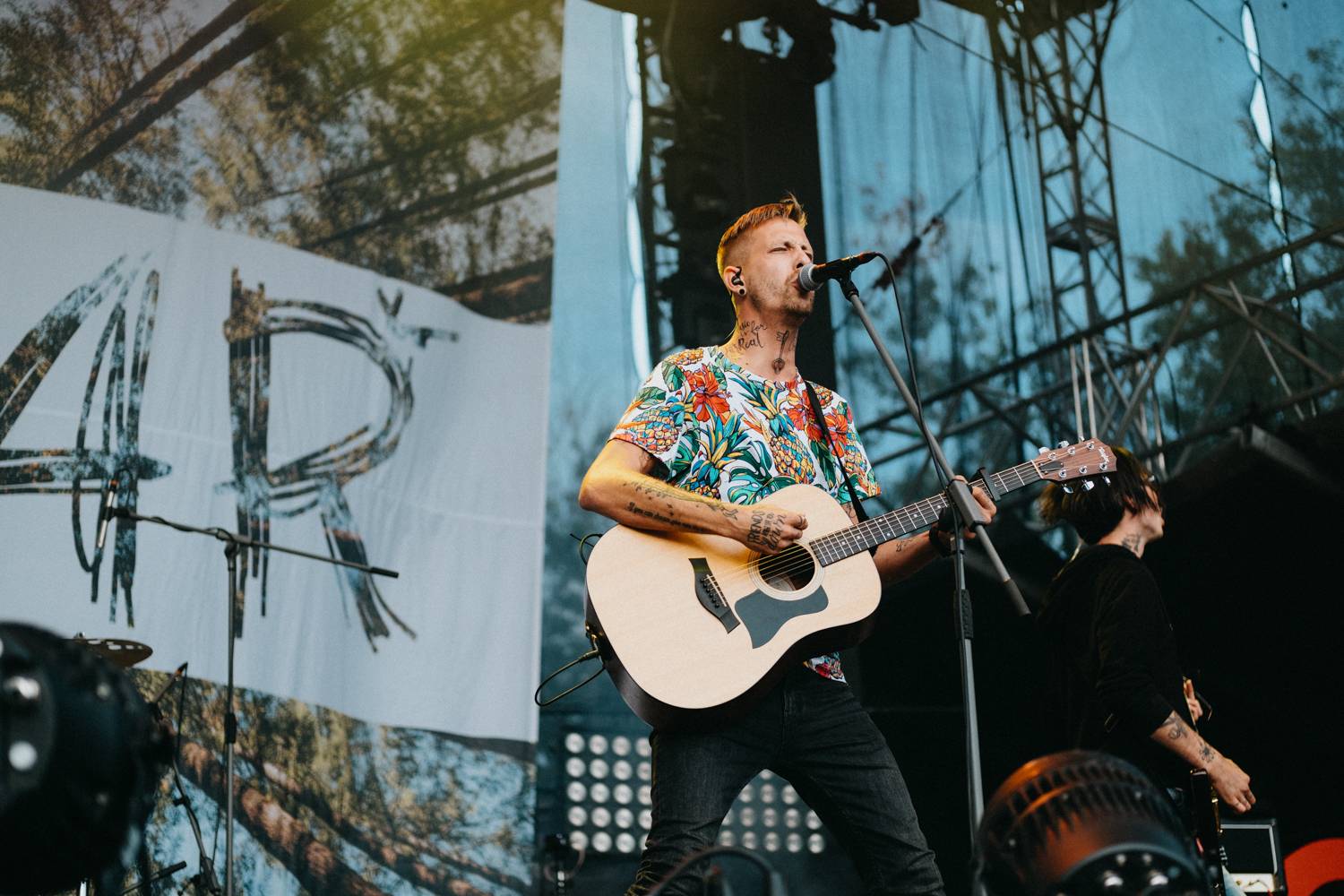 Druhý den pardubického Létofestu oslavoval Tomáš Vartecký z Wanastowek narozeniny, UDG se polévali vodou. Program uzavíral Divokej Bill