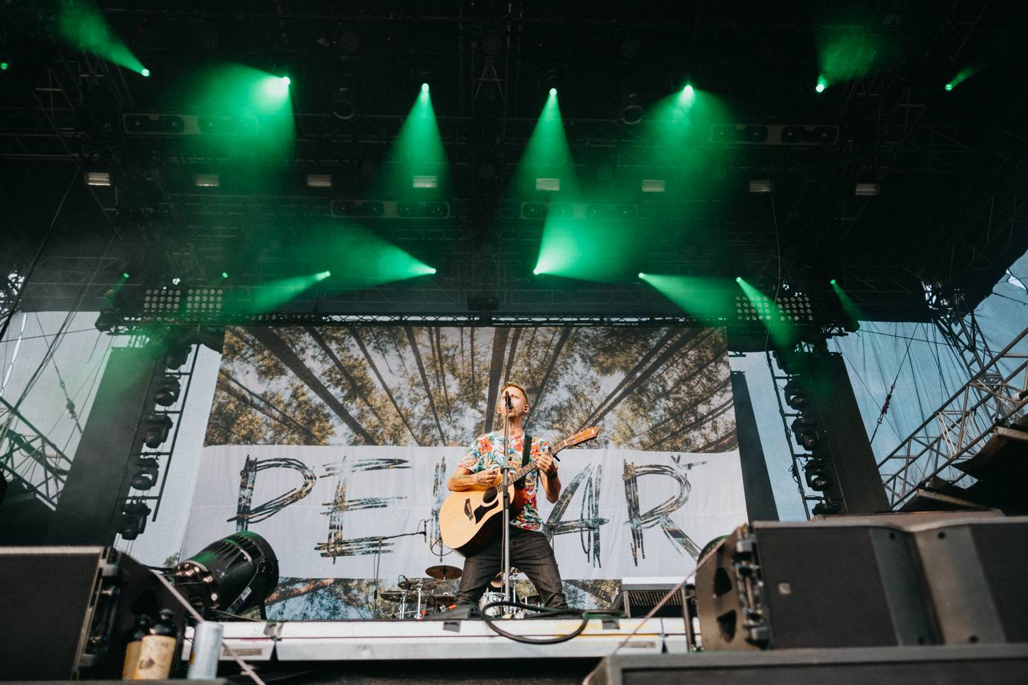 Druhý den pardubického Létofestu oslavoval Tomáš Vartecký z Wanastowek narozeniny, UDG se polévali vodou. Program uzavíral Divokej Bill