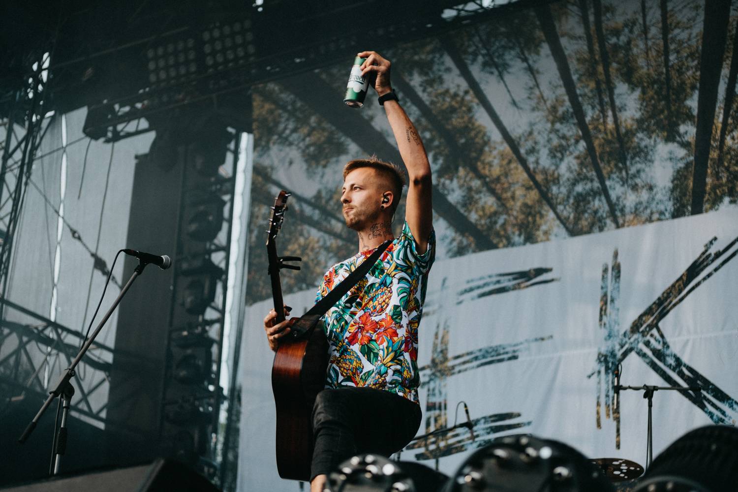 Druhý den pardubického Létofestu oslavoval Tomáš Vartecký z Wanastowek narozeniny, UDG se polévali vodou. Program uzavíral Divokej Bill