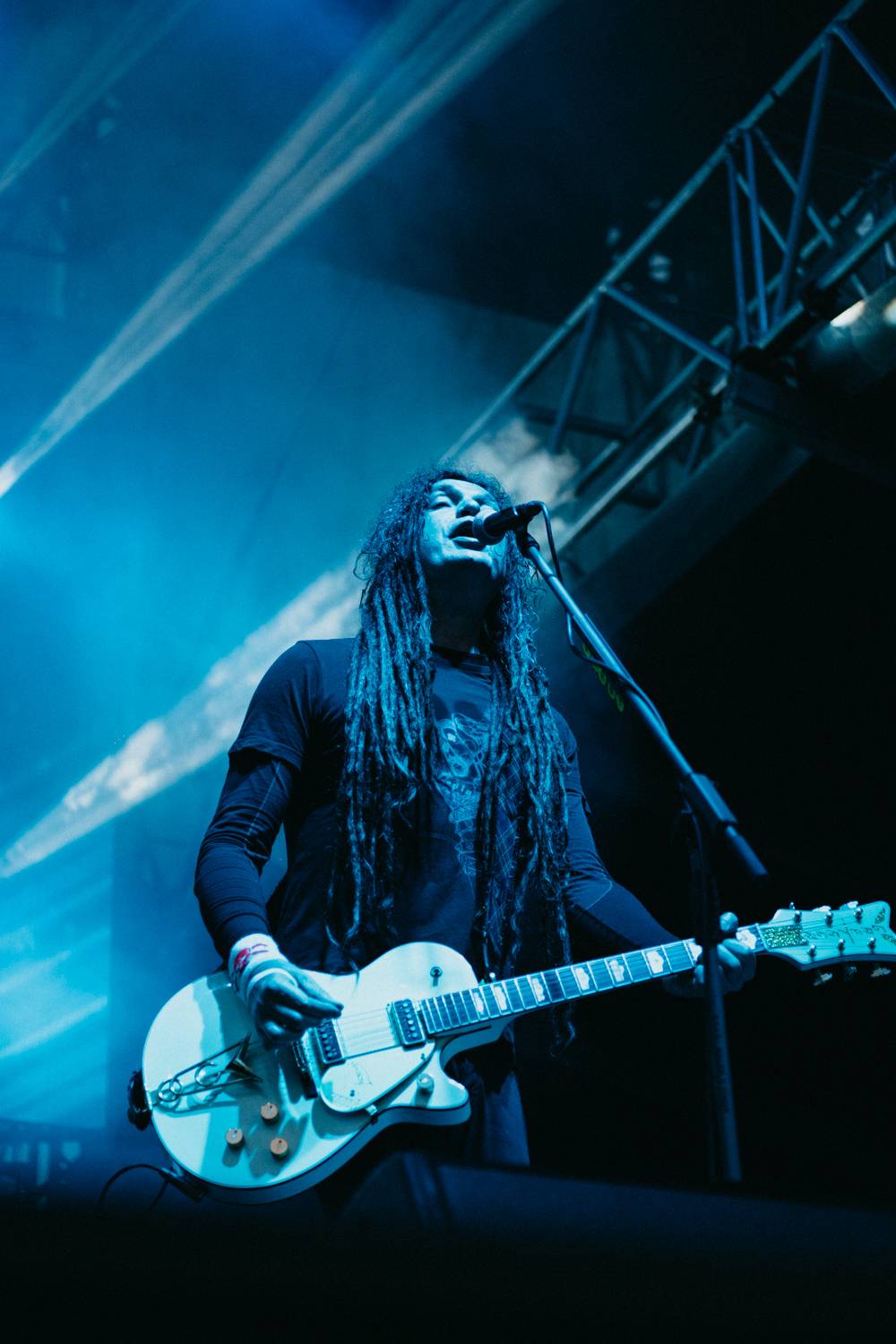 Druhý den pardubického Létofestu oslavoval Tomáš Vartecký z Wanastowek narozeniny, UDG se polévali vodou. Program uzavíral Divokej Bill