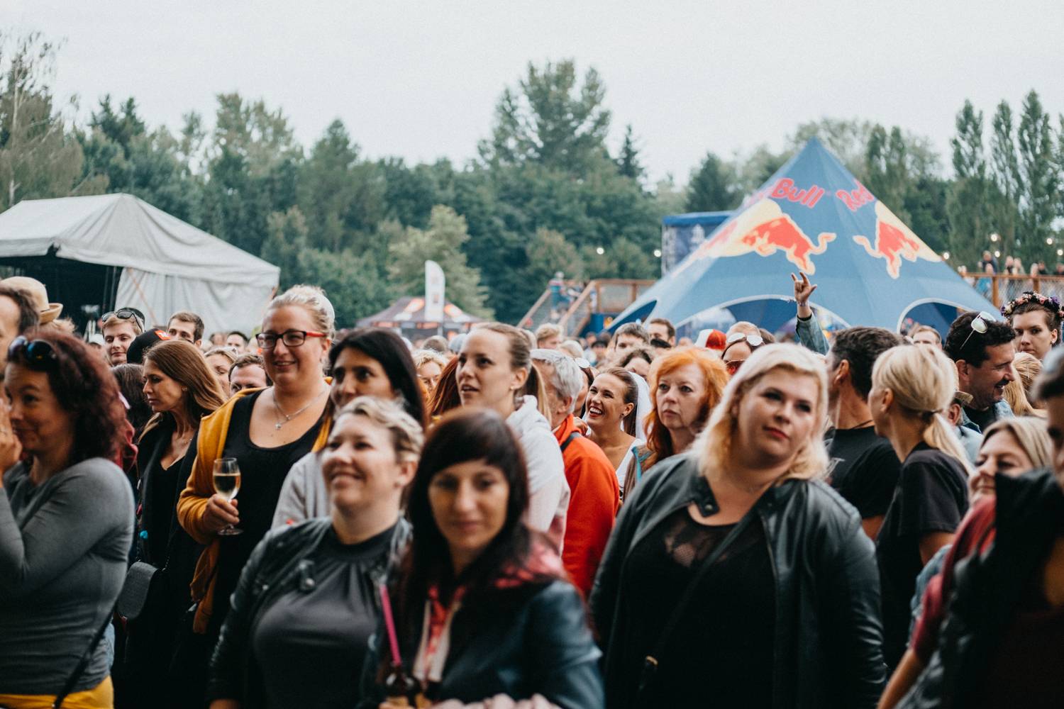 Druhý den pardubického Létofestu oslavoval Tomáš Vartecký z Wanastowek narozeniny, UDG se polévali vodou. Program uzavíral Divokej Bill