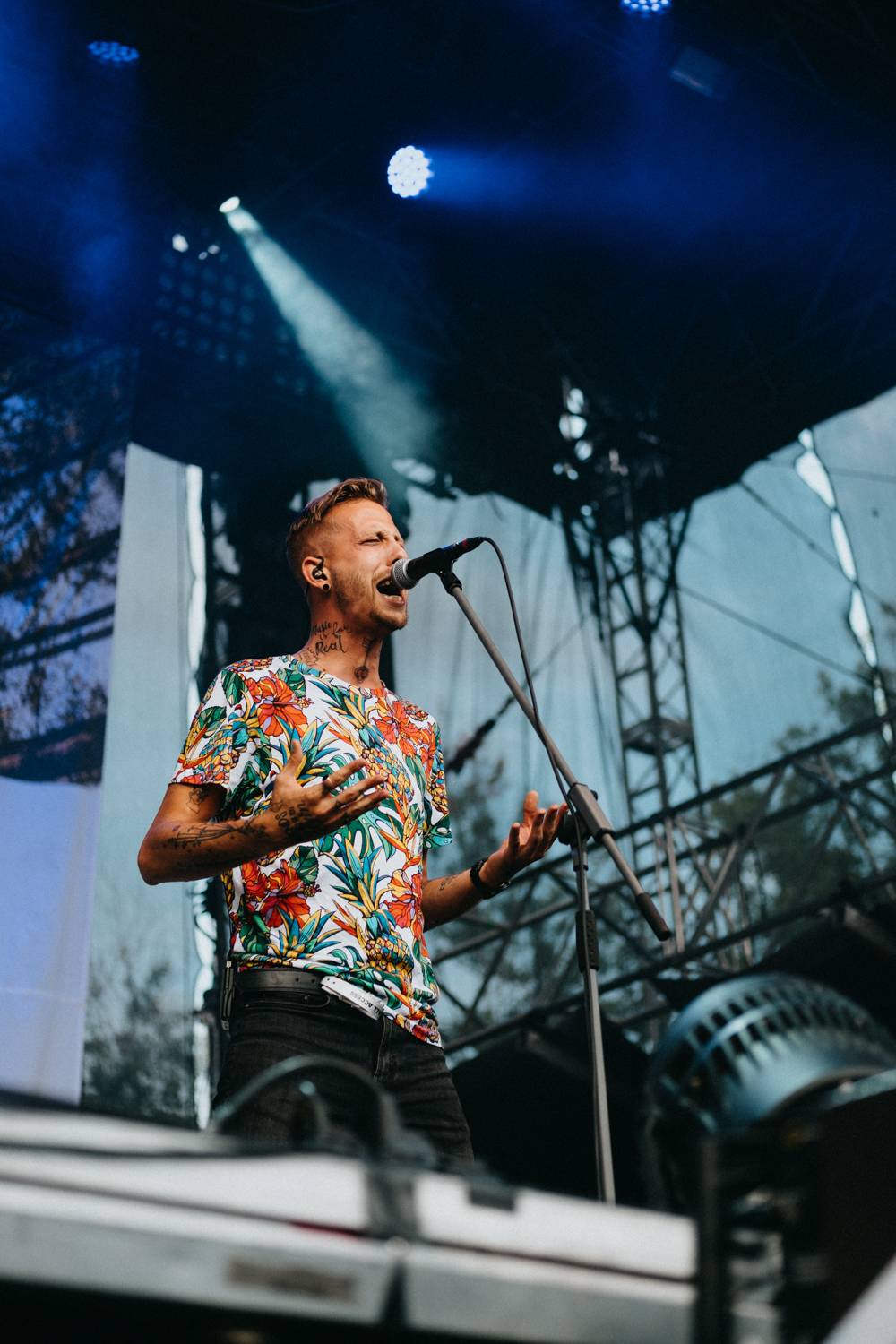 Druhý den pardubického Létofestu oslavoval Tomáš Vartecký z Wanastowek narozeniny, UDG se polévali vodou. Program uzavíral Divokej Bill