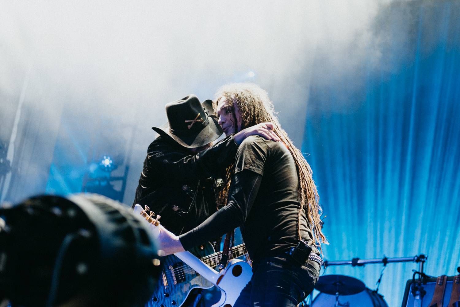 Druhý den pardubického Létofestu oslavoval Tomáš Vartecký z Wanastowek narozeniny, UDG se polévali vodou. Program uzavíral Divokej Bill