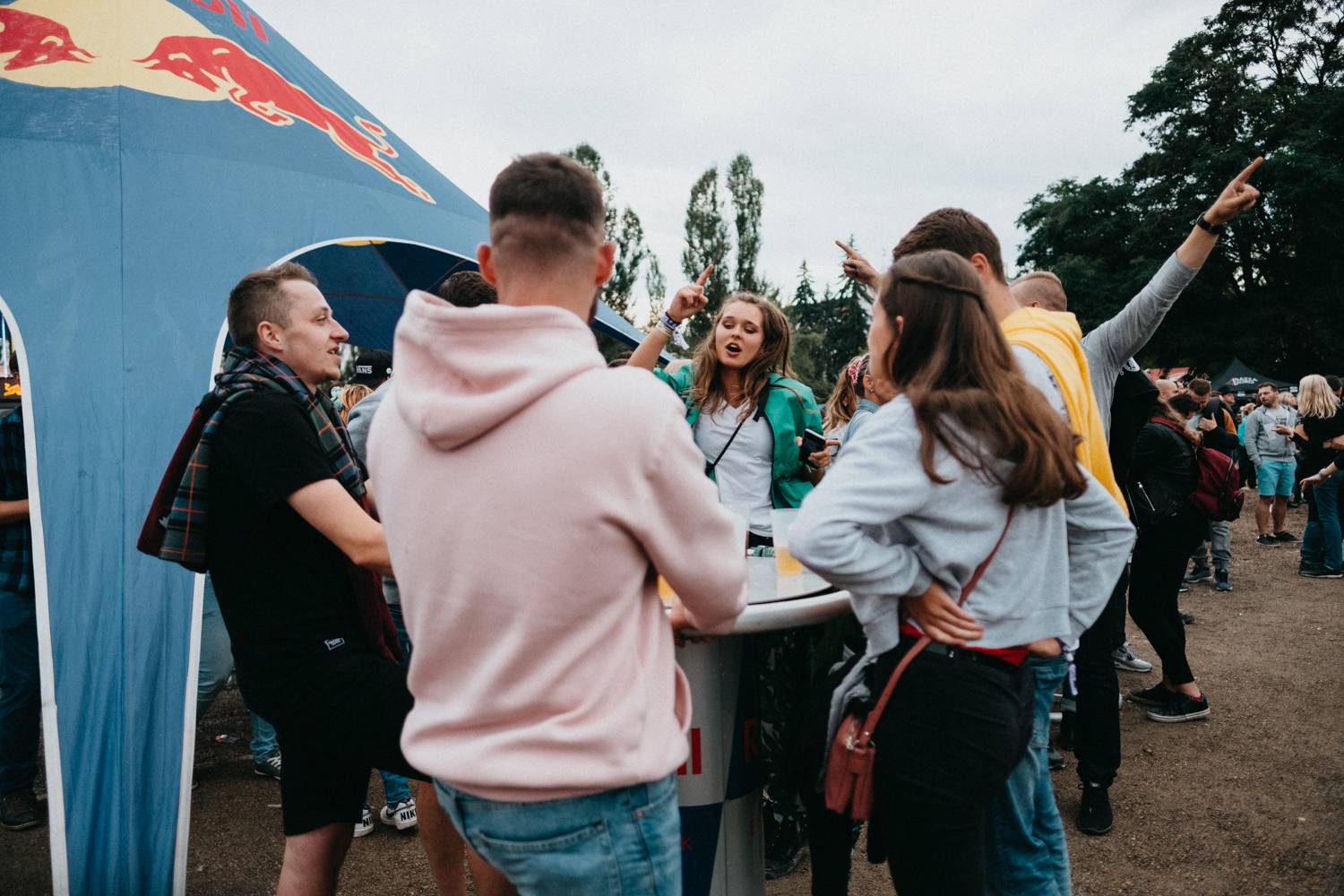 Druhý den pardubického Létofestu oslavoval Tomáš Vartecký z Wanastowek narozeniny, UDG se polévali vodou. Program uzavíral Divokej Bill