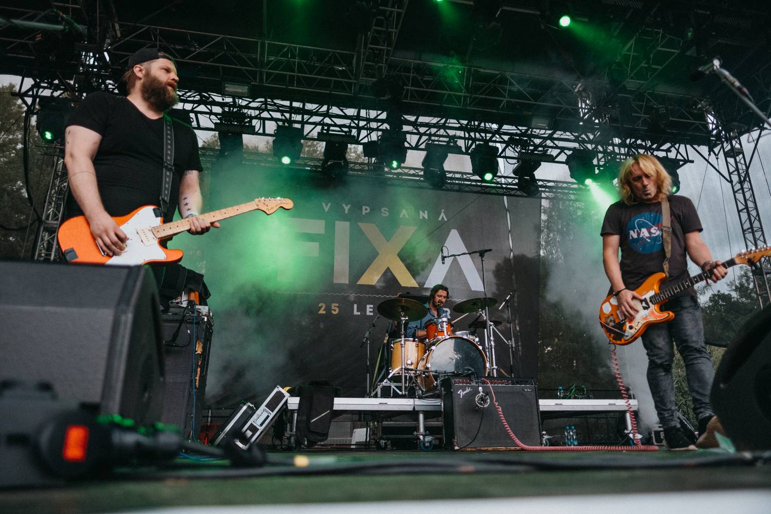 Druhý den pardubického Létofestu oslavoval Tomáš Vartecký z Wanastowek narozeniny, UDG se polévali vodou. Program uzavíral Divokej Bill