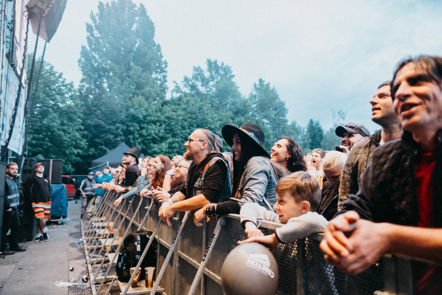 Druhý den pardubického Létofestu oslavoval Tomáš Vartecký z Wanastowek narozeniny, UDG se polévali vodou. Program uzavíral Divokej Bill