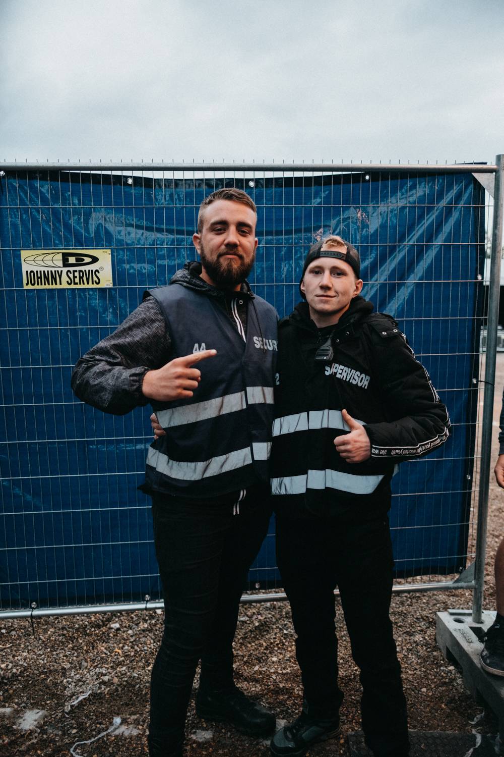 Druhý den pardubického Létofestu oslavoval Tomáš Vartecký z Wanastowek narozeniny, UDG se polévali vodou. Program uzavíral Divokej Bill