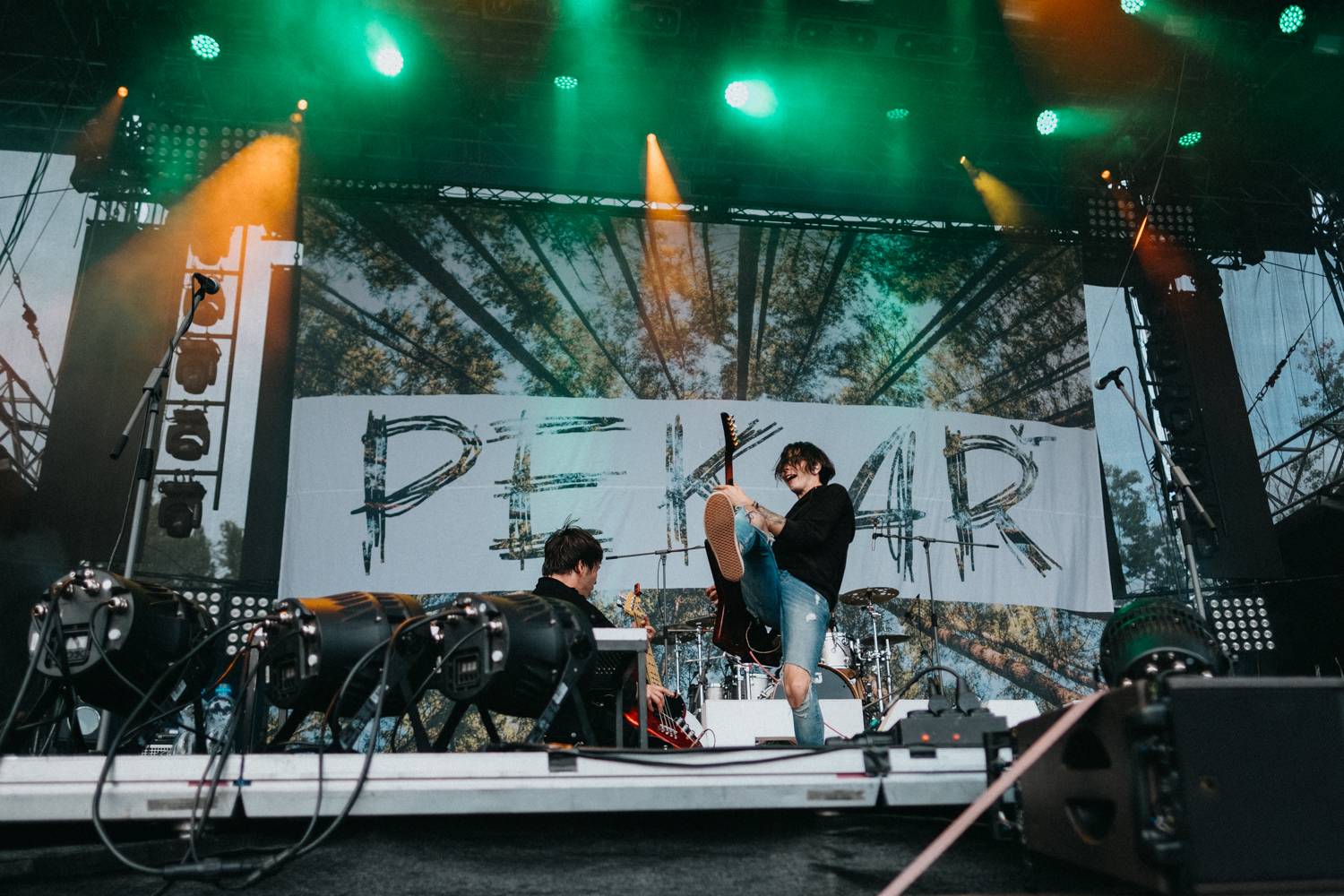 Druhý den pardubického Létofestu oslavoval Tomáš Vartecký z Wanastowek narozeniny, UDG se polévali vodou. Program uzavíral Divokej Bill