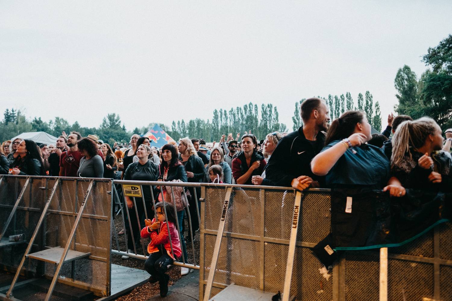 Druhý den pardubického Létofestu oslavoval Tomáš Vartecký z Wanastowek narozeniny, UDG se polévali vodou. Program uzavíral Divokej Bill