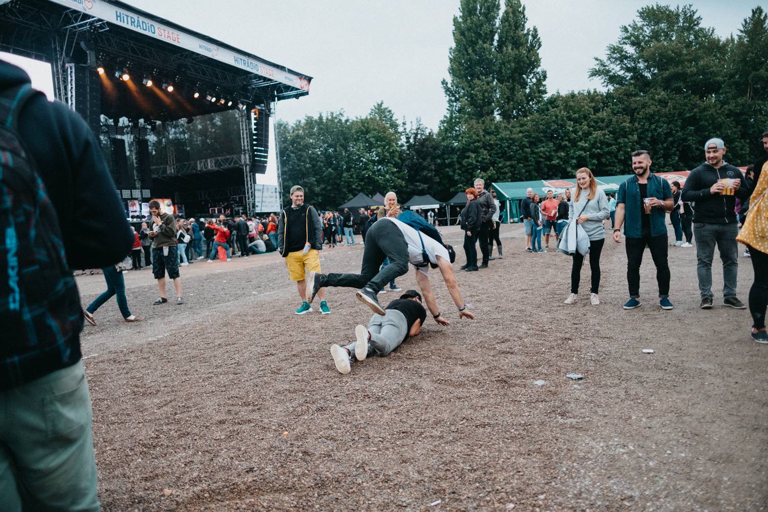 Druhý den pardubického Létofestu oslavoval Tomáš Vartecký z Wanastowek narozeniny, UDG se polévali vodou. Program uzavíral Divokej Bill