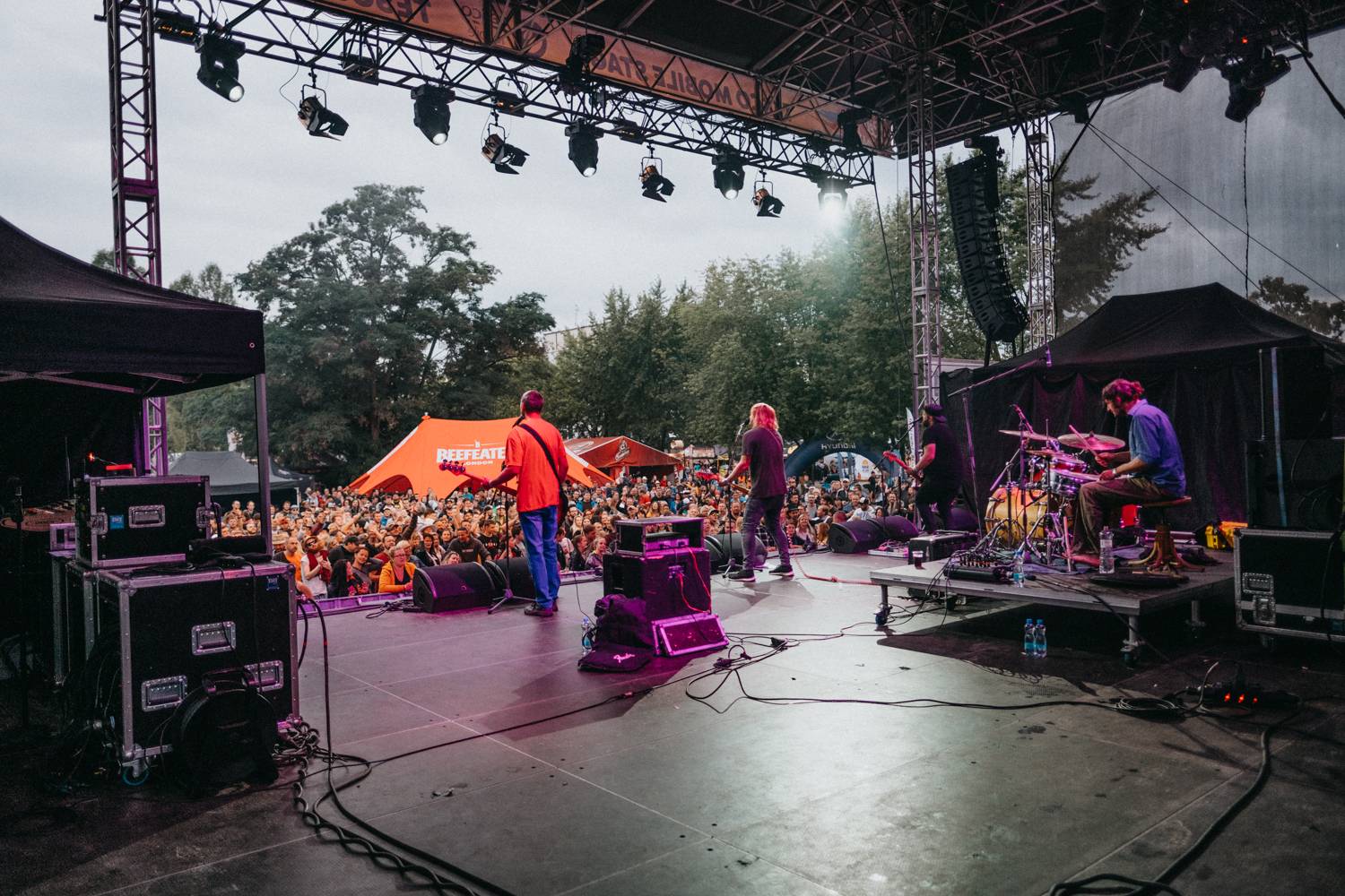 Druhý den pardubického Létofestu oslavoval Tomáš Vartecký z Wanastowek narozeniny, UDG se polévali vodou. Program uzavíral Divokej Bill