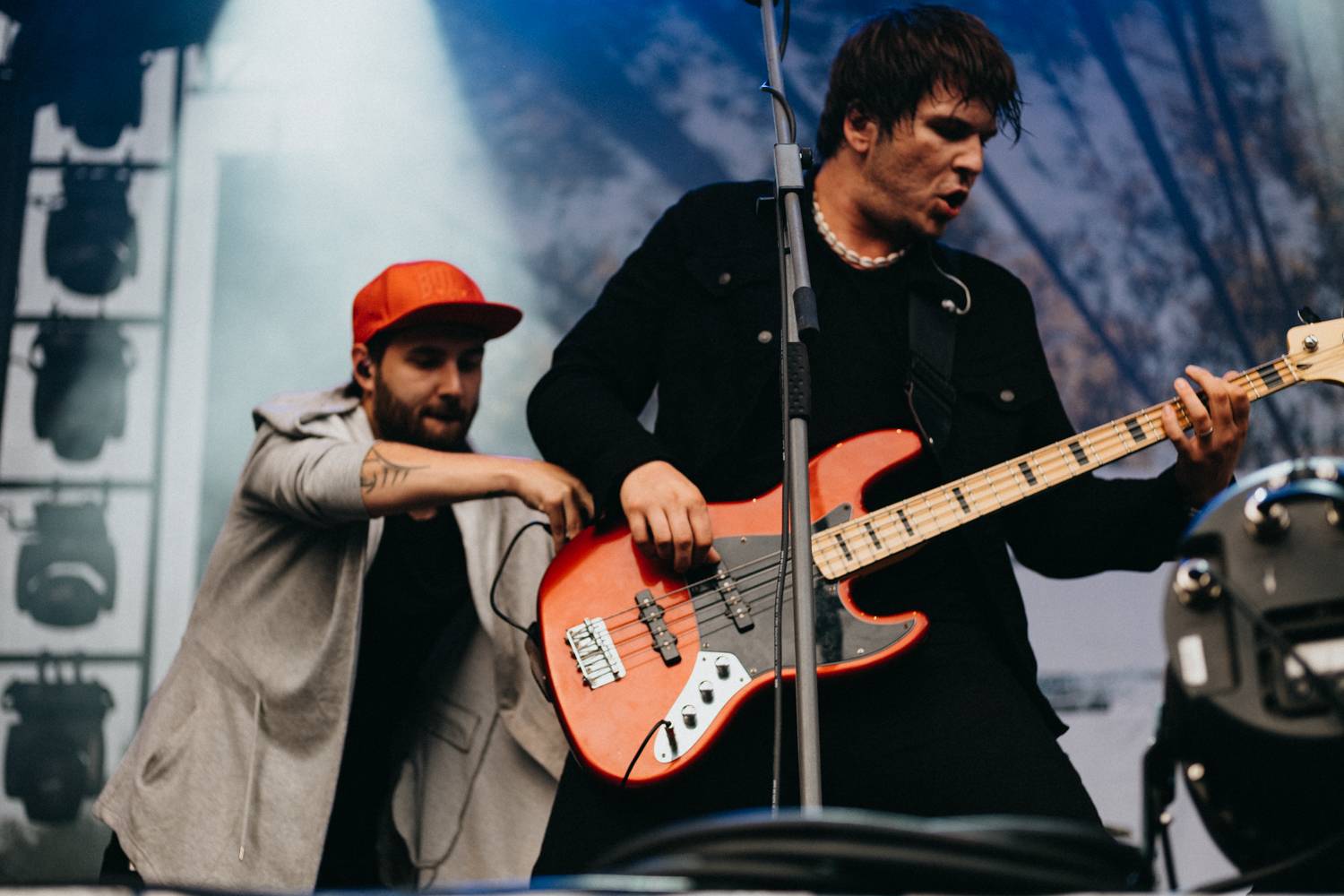 Druhý den pardubického Létofestu oslavoval Tomáš Vartecký z Wanastowek narozeniny, UDG se polévali vodou. Program uzavíral Divokej Bill