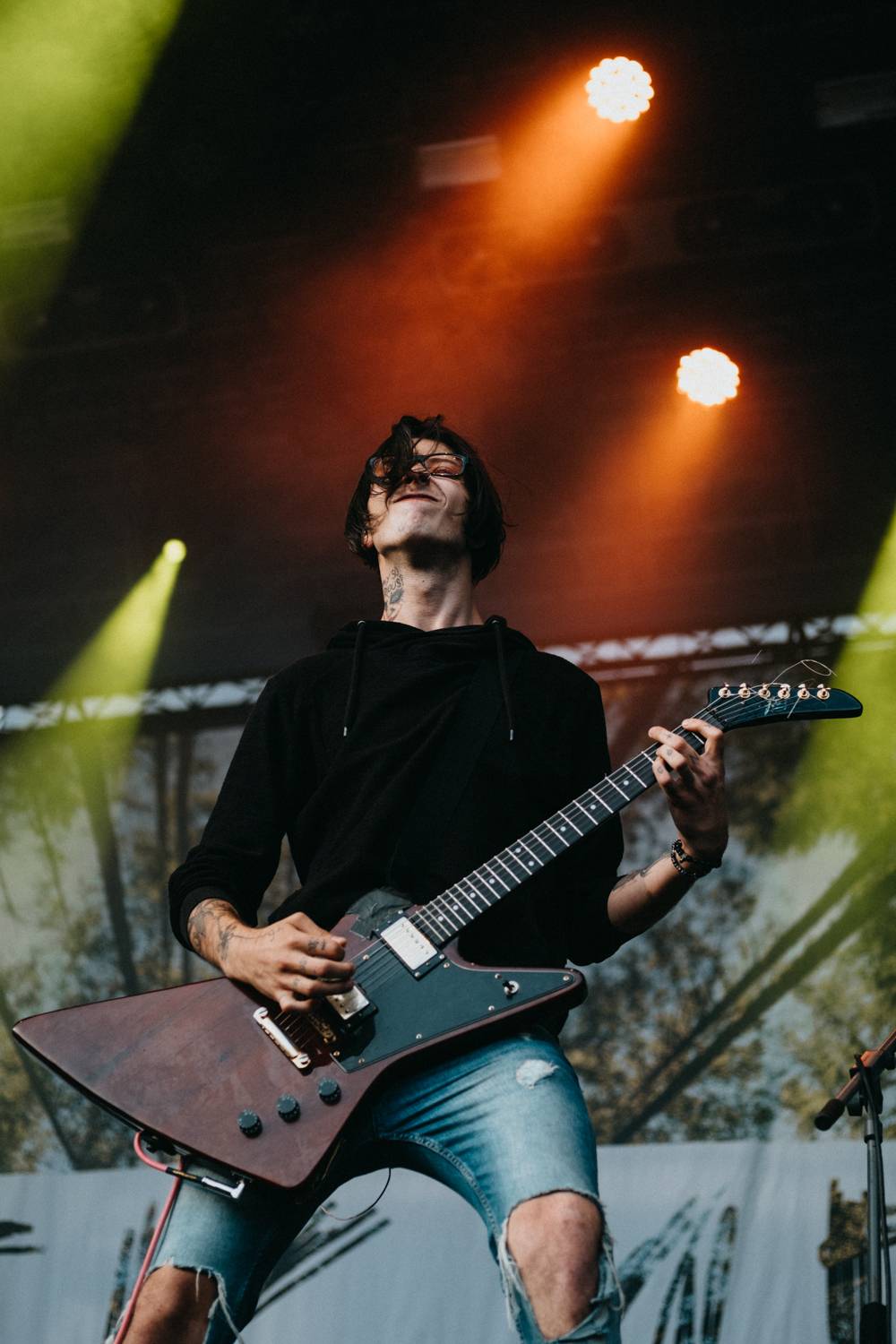 Druhý den pardubického Létofestu oslavoval Tomáš Vartecký z Wanastowek narozeniny, UDG se polévali vodou. Program uzavíral Divokej Bill