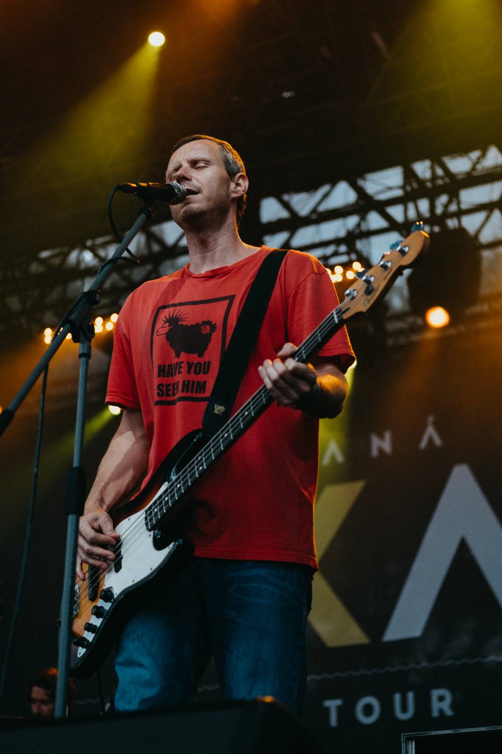 Druhý den pardubického Létofestu oslavoval Tomáš Vartecký z Wanastowek narozeniny, UDG se polévali vodou. Program uzavíral Divokej Bill