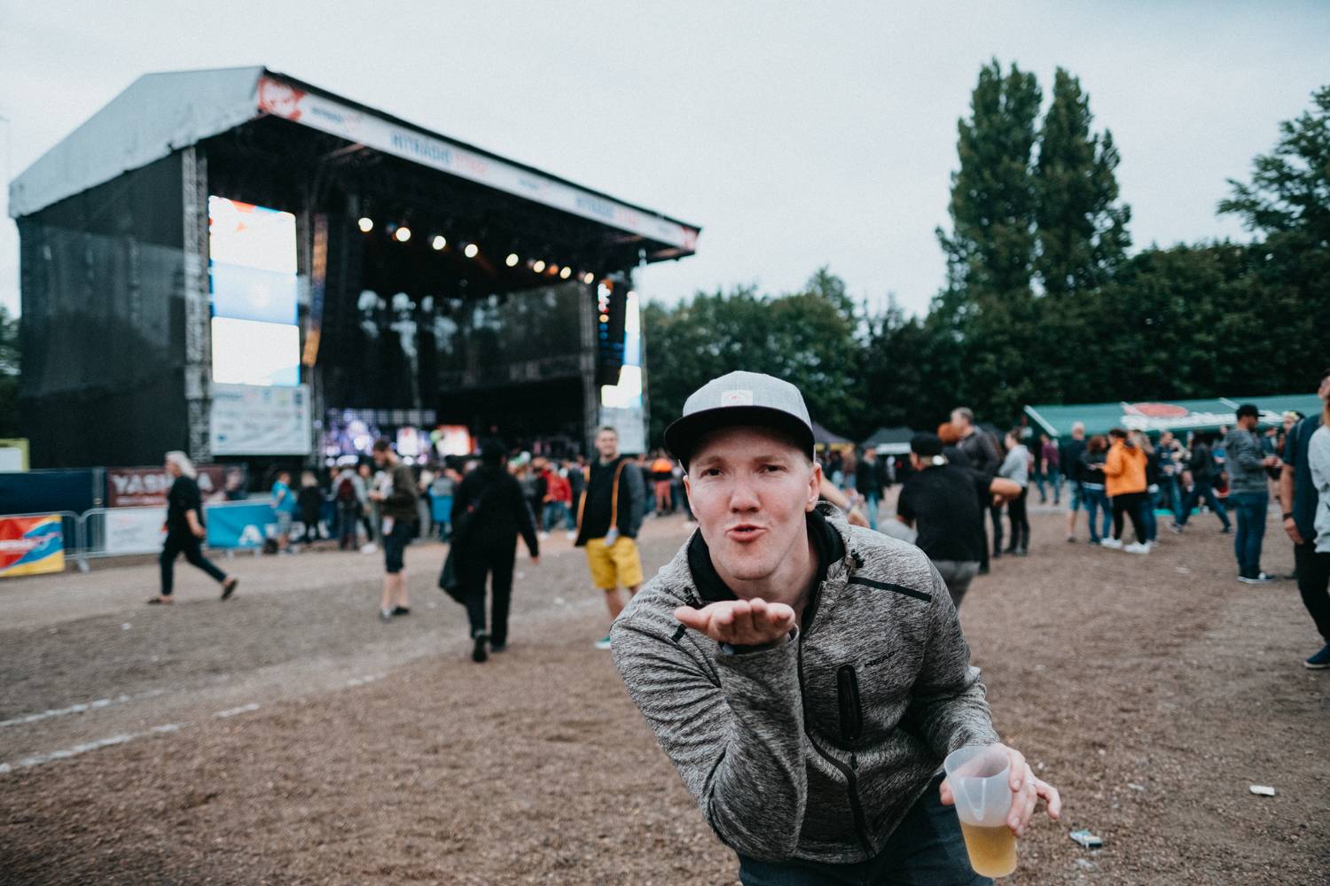 Druhý den pardubického Létofestu oslavoval Tomáš Vartecký z Wanastowek narozeniny, UDG se polévali vodou. Program uzavíral Divokej Bill