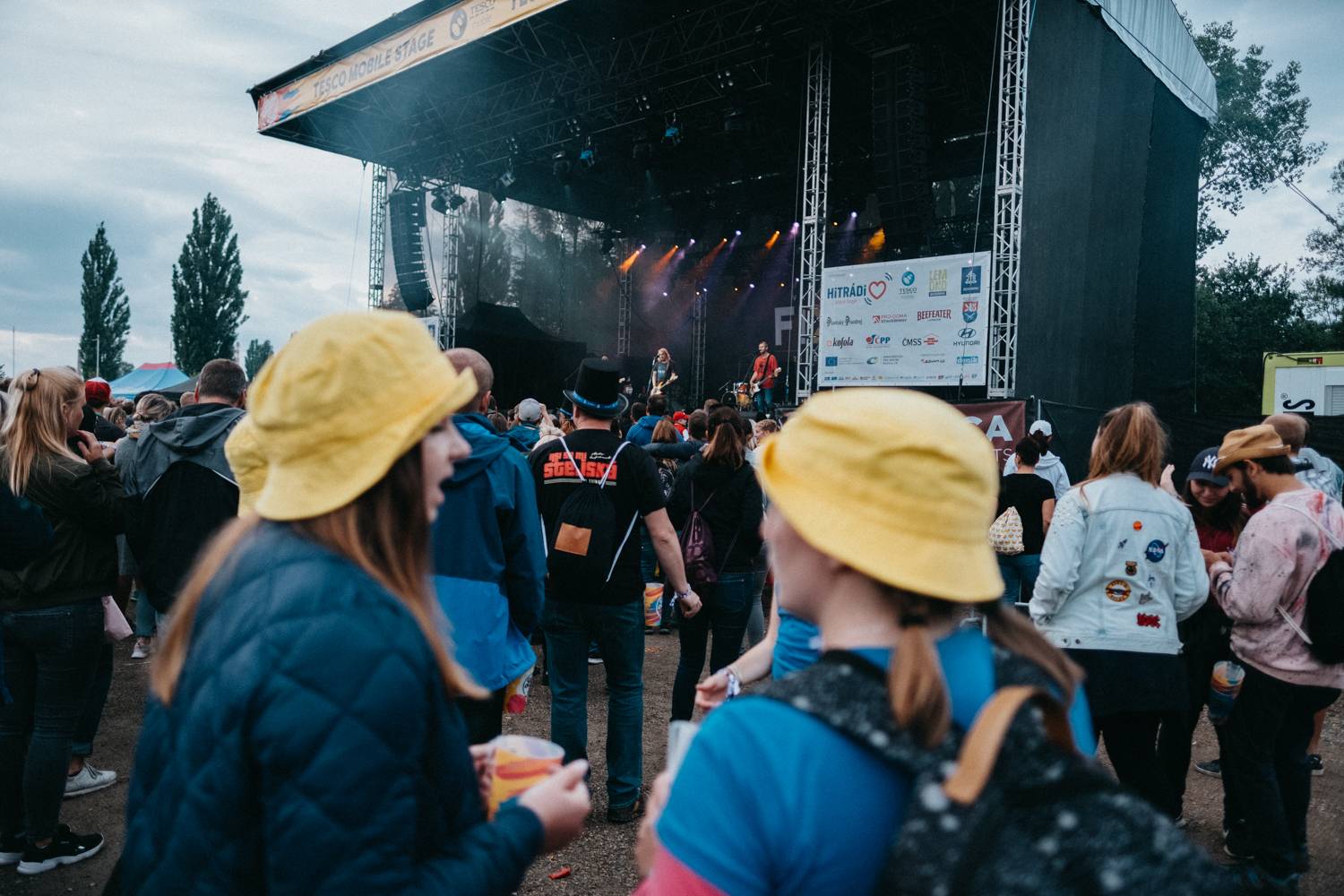 Druhý den pardubického Létofestu oslavoval Tomáš Vartecký z Wanastowek narozeniny, UDG se polévali vodou. Program uzavíral Divokej Bill