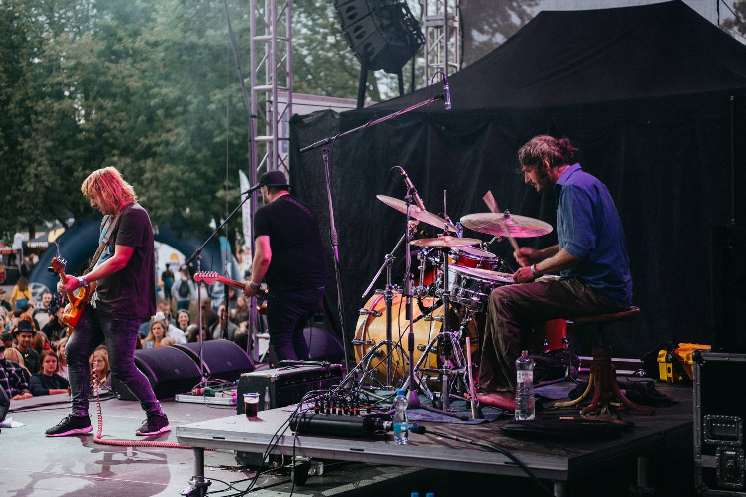 Druhý den pardubického Létofestu oslavoval Tomáš Vartecký z Wanastowek narozeniny, UDG se polévali vodou. Program uzavíral Divokej Bill