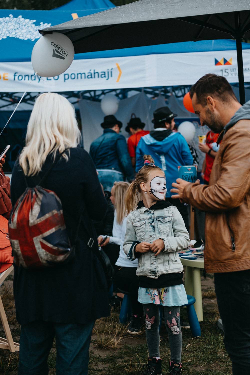 Druhý den pardubického Létofestu oslavoval Tomáš Vartecký z Wanastowek narozeniny, UDG se polévali vodou. Program uzavíral Divokej Bill