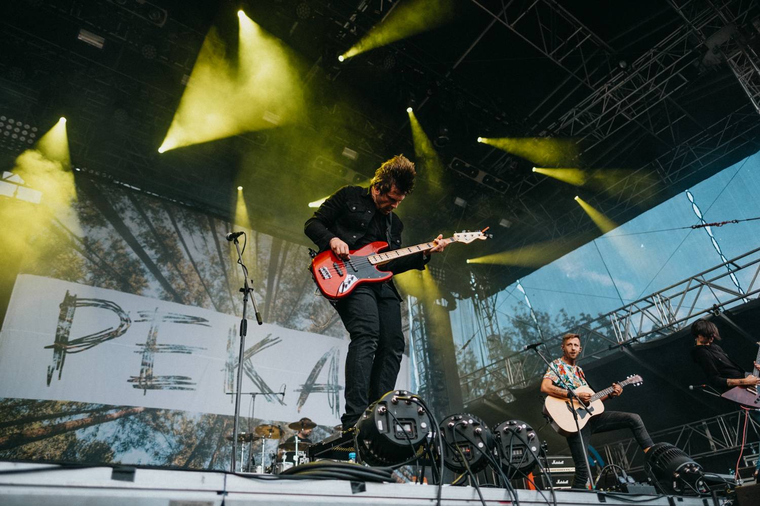 Druhý den pardubického Létofestu oslavoval Tomáš Vartecký z Wanastowek narozeniny, UDG se polévali vodou. Program uzavíral Divokej Bill