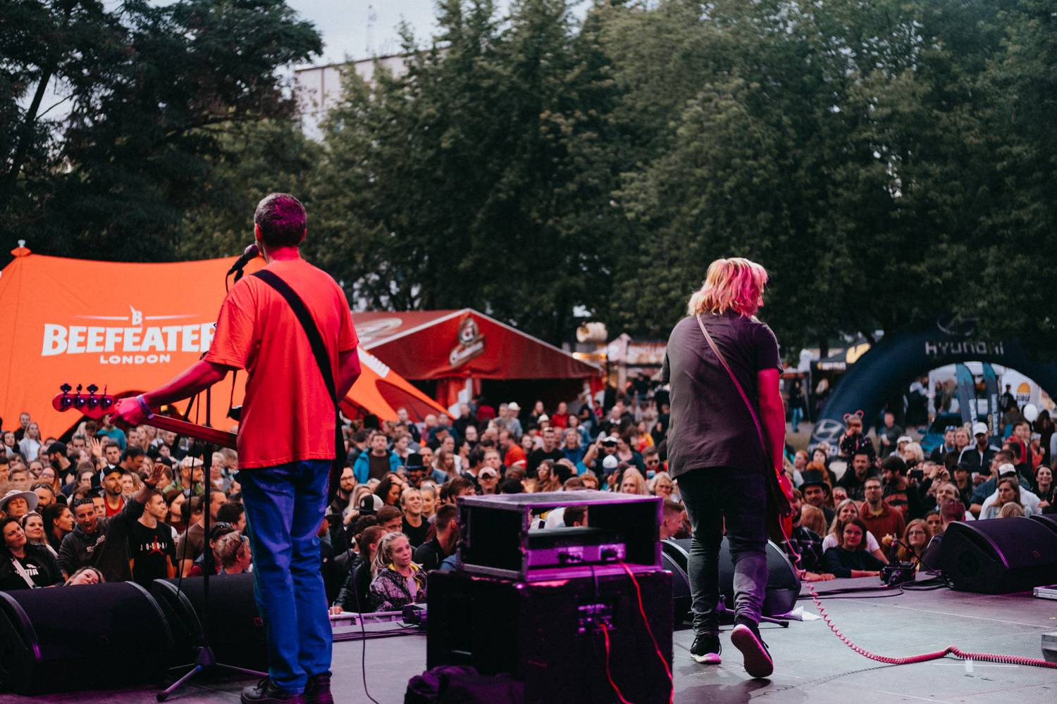 Druhý den pardubického Létofestu oslavoval Tomáš Vartecký z Wanastowek narozeniny, UDG se polévali vodou. Program uzavíral Divokej Bill