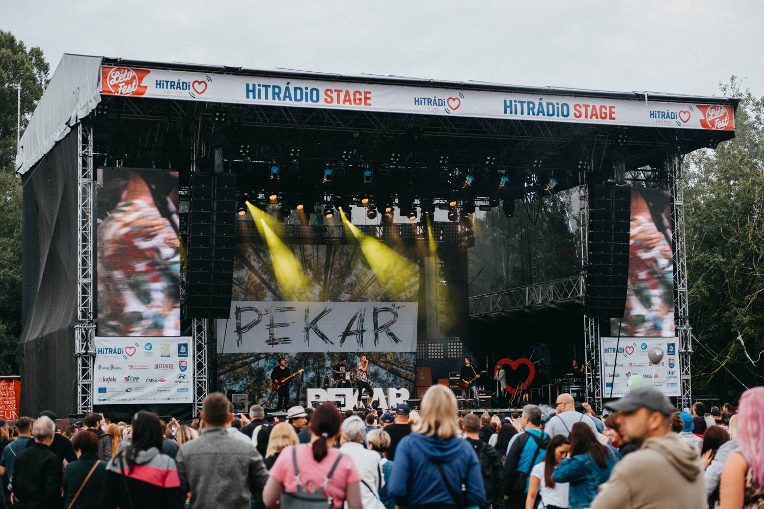 Druhý den pardubického Létofestu oslavoval Tomáš Vartecký z Wanastowek narozeniny, UDG se polévali vodou. Program uzavíral Divokej Bill