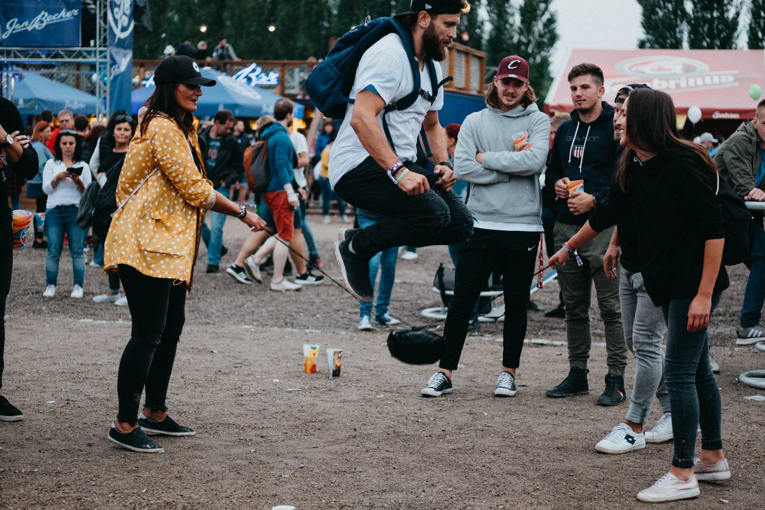 Druhý den pardubického Létofestu oslavoval Tomáš Vartecký z Wanastowek narozeniny, UDG se polévali vodou. Program uzavíral Divokej Bill