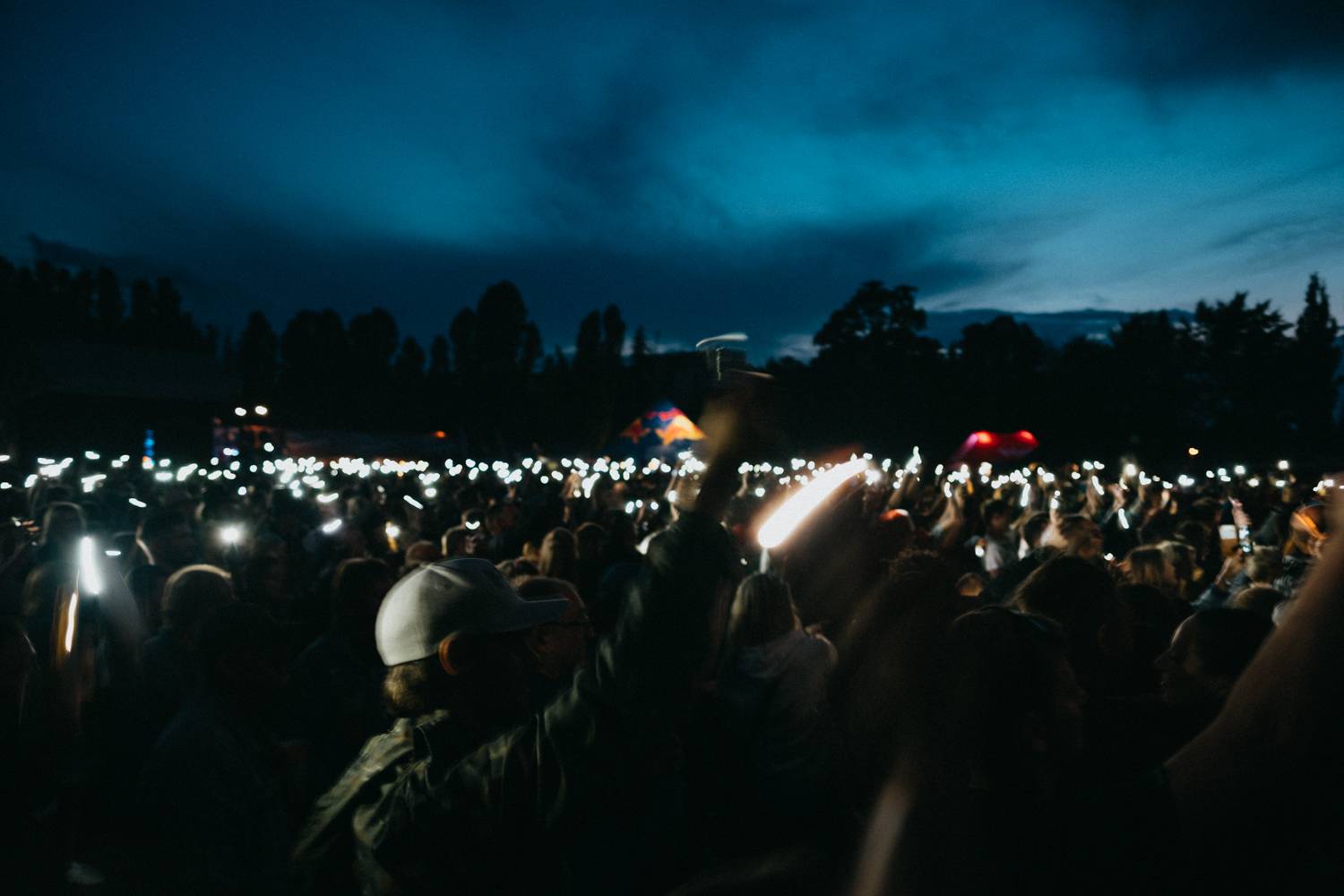Druhý den pardubického Létofestu oslavoval Tomáš Vartecký z Wanastowek narozeniny, UDG se polévali vodou. Program uzavíral Divokej Bill