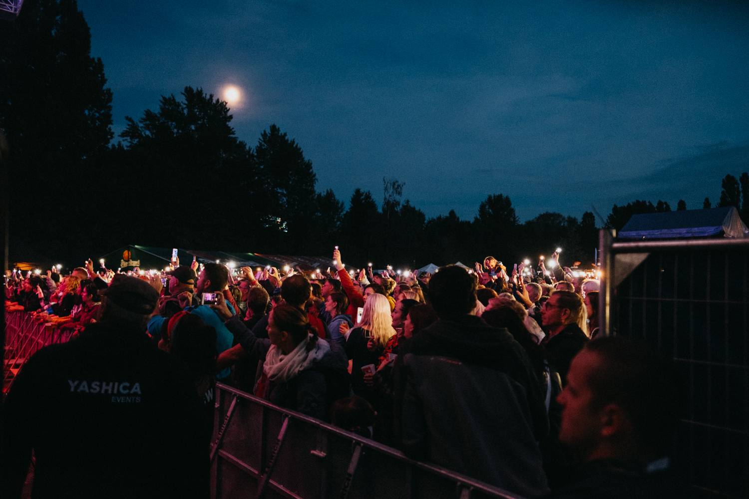 Druhý den pardubického Létofestu oslavoval Tomáš Vartecký z Wanastowek narozeniny, UDG se polévali vodou. Program uzavíral Divokej Bill