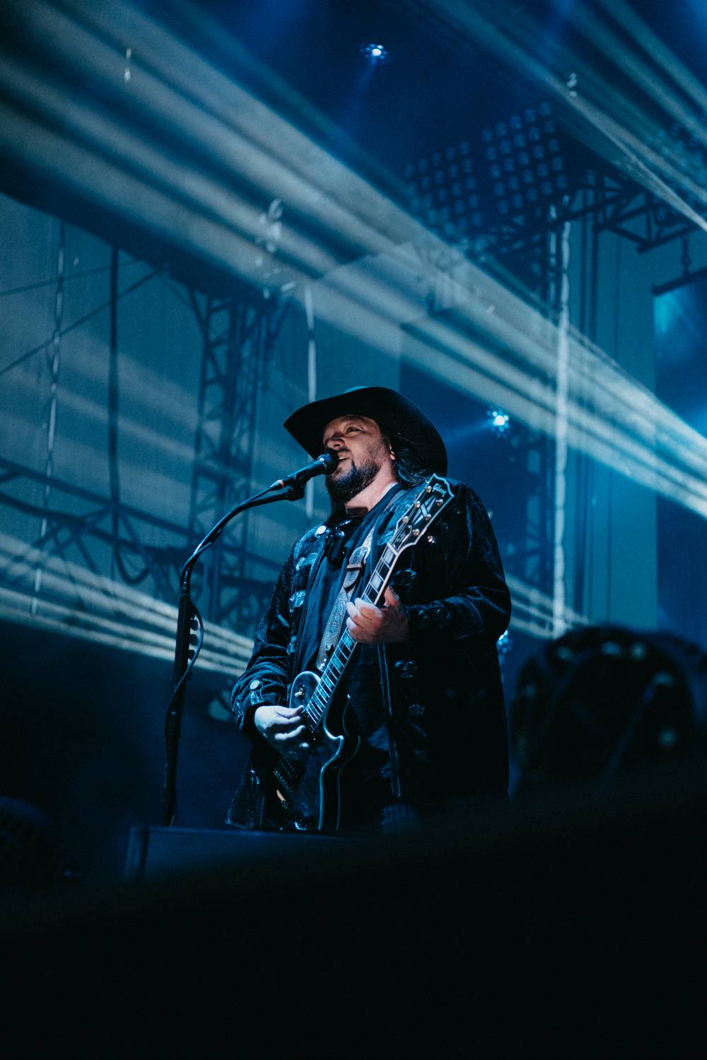 Druhý den pardubického Létofestu oslavoval Tomáš Vartecký z Wanastowek narozeniny, UDG se polévali vodou. Program uzavíral Divokej Bill