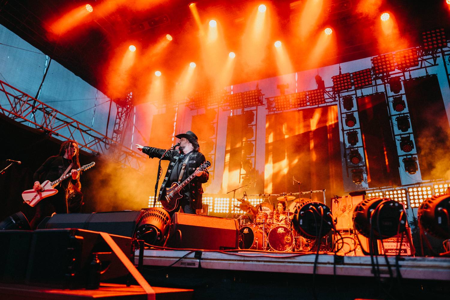 Druhý den pardubického Létofestu oslavoval Tomáš Vartecký z Wanastowek narozeniny, UDG se polévali vodou. Program uzavíral Divokej Bill