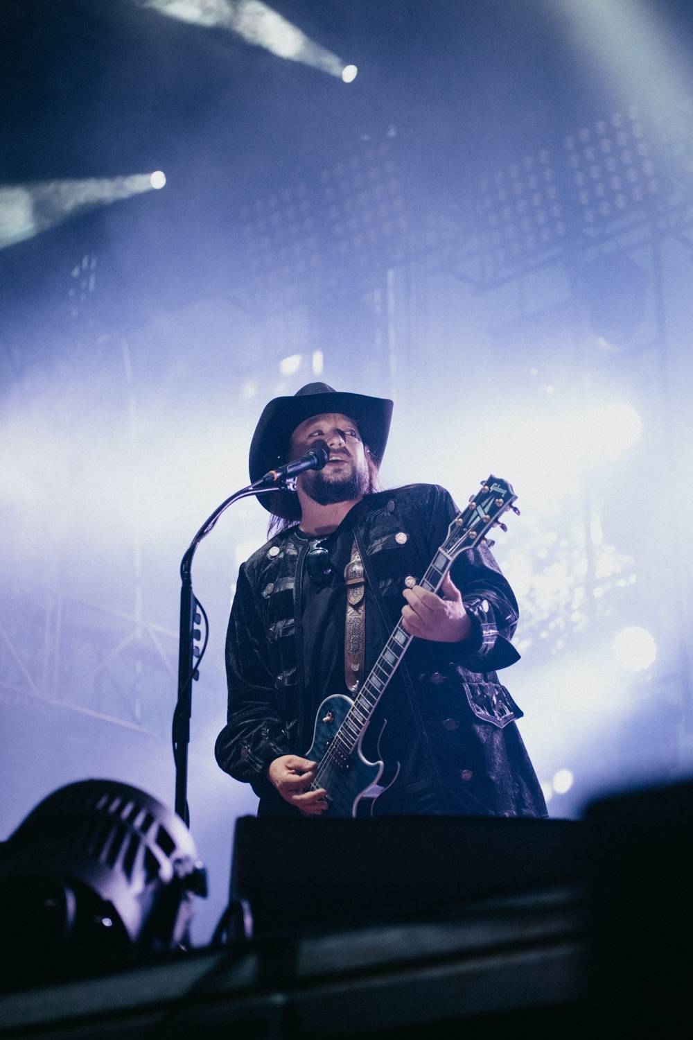 Druhý den pardubického Létofestu oslavoval Tomáš Vartecký z Wanastowek narozeniny, UDG se polévali vodou. Program uzavíral Divokej Bill