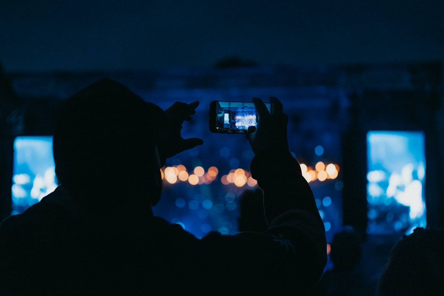 Druhý den pardubického Létofestu oslavoval Tomáš Vartecký z Wanastowek narozeniny, UDG se polévali vodou. Program uzavíral Divokej Bill