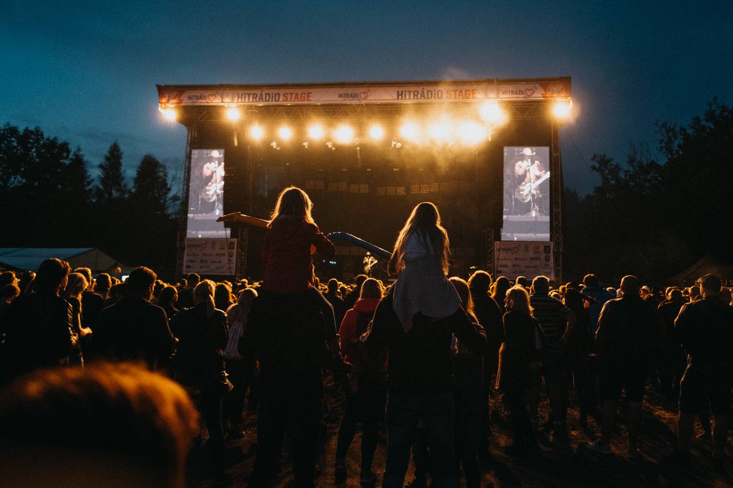 Druhý den pardubického Létofestu oslavoval Tomáš Vartecký z Wanastowek narozeniny, UDG se polévali vodou. Program uzavíral Divokej Bill