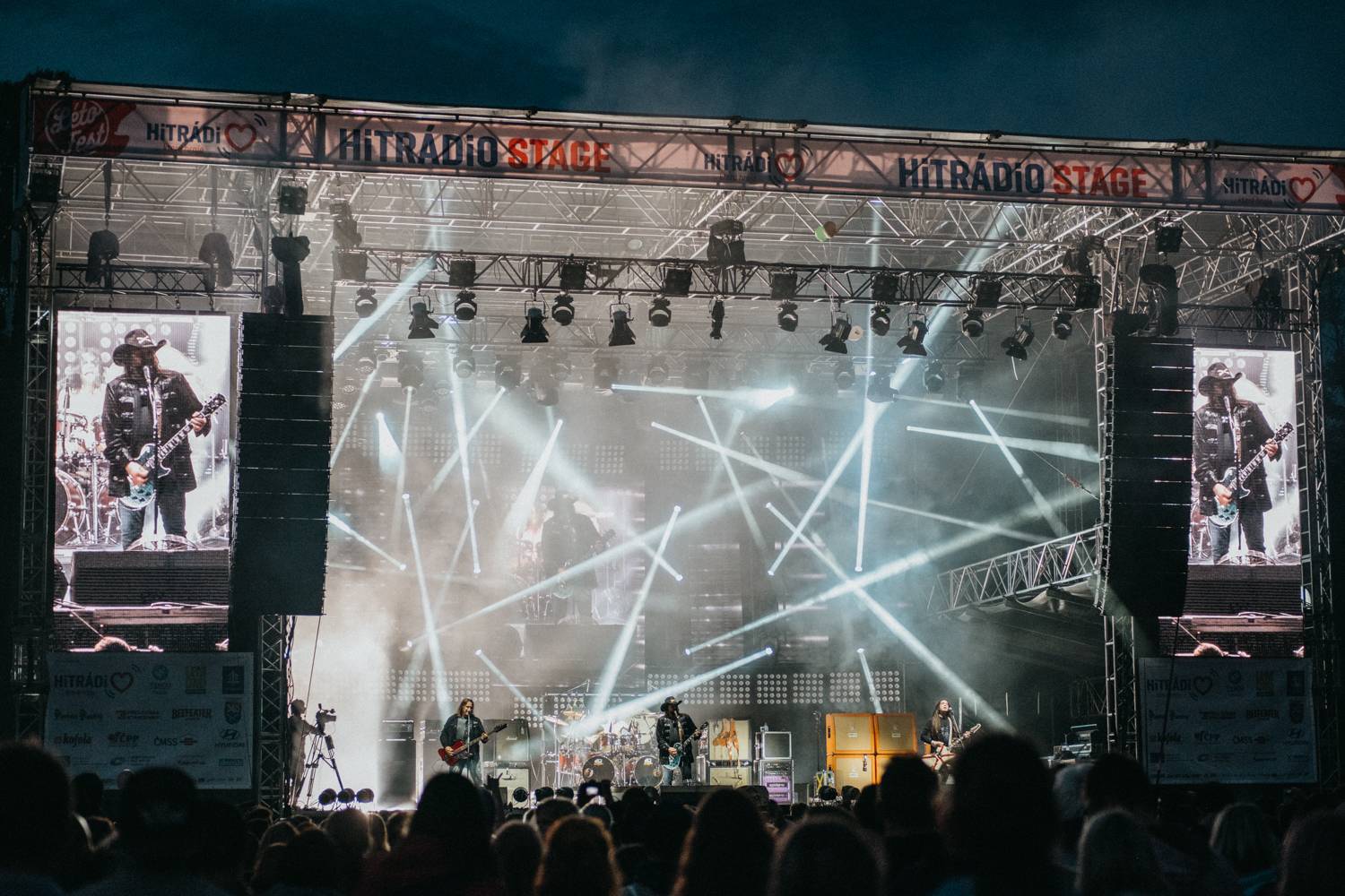 Druhý den pardubického Létofestu oslavoval Tomáš Vartecký z Wanastowek narozeniny, UDG se polévali vodou. Program uzavíral Divokej Bill