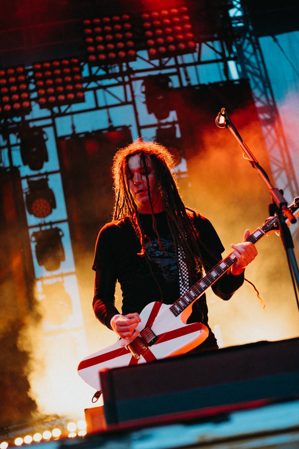 Druhý den pardubického Létofestu oslavoval Tomáš Vartecký z Wanastowek narozeniny, UDG se polévali vodou. Program uzavíral Divokej Bill