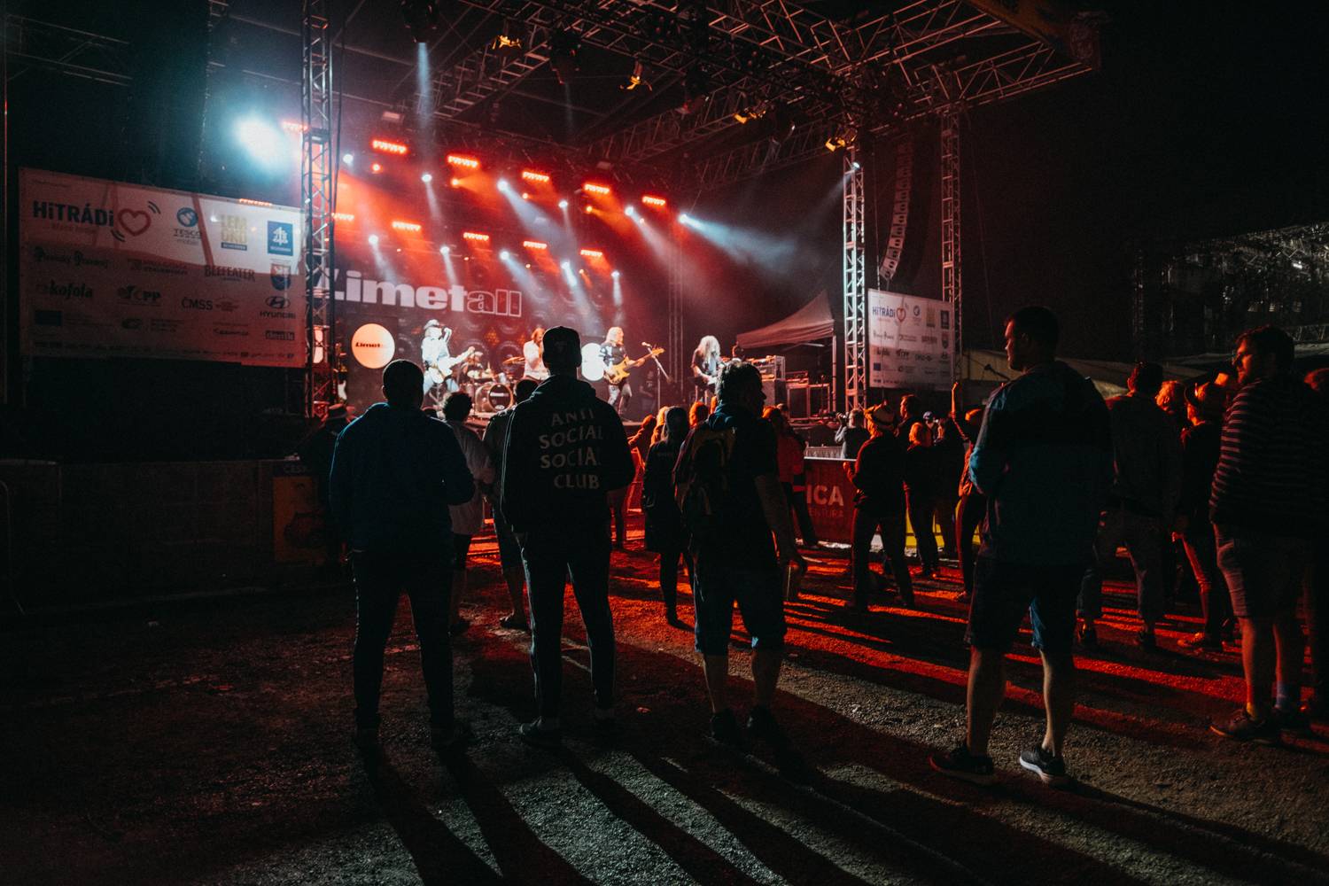 Druhý den pardubického Létofestu oslavoval Tomáš Vartecký z Wanastowek narozeniny, UDG se polévali vodou. Program uzavíral Divokej Bill