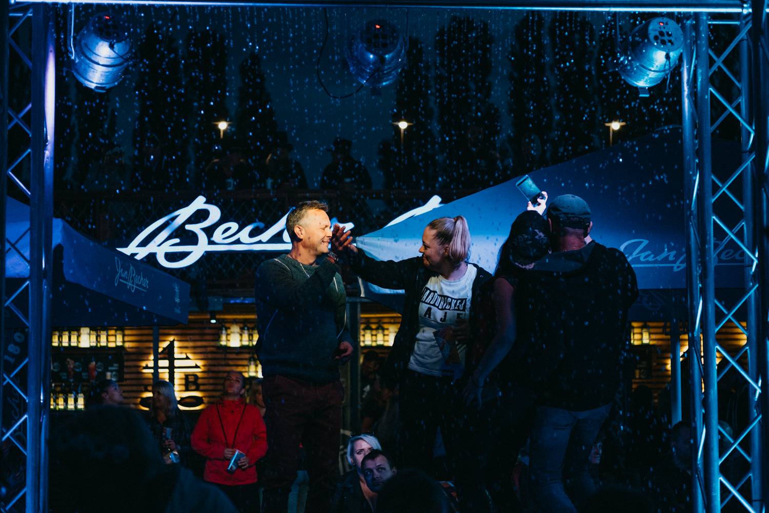 Druhý den pardubického Létofestu oslavoval Tomáš Vartecký z Wanastowek narozeniny, UDG se polévali vodou. Program uzavíral Divokej Bill