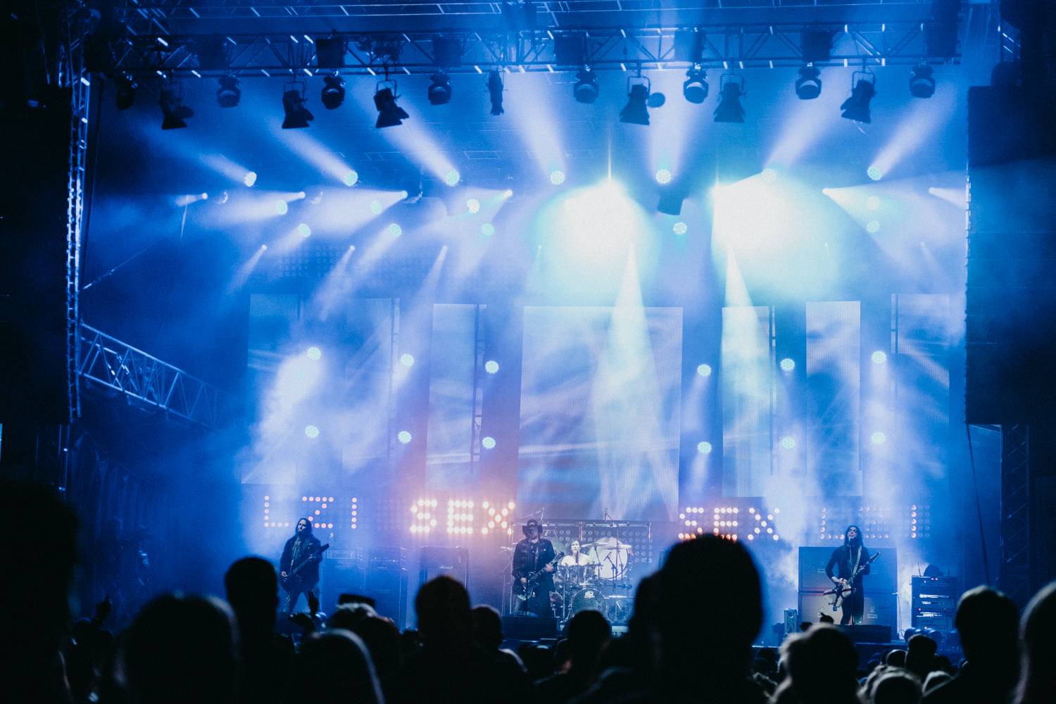 Druhý den pardubického Létofestu oslavoval Tomáš Vartecký z Wanastowek narozeniny, UDG se polévali vodou. Program uzavíral Divokej Bill