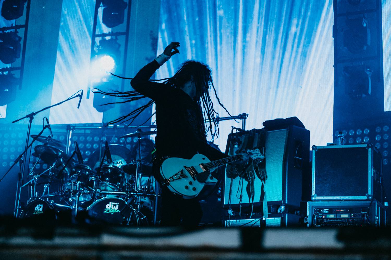 Druhý den pardubického Létofestu oslavoval Tomáš Vartecký z Wanastowek narozeniny, UDG se polévali vodou. Program uzavíral Divokej Bill