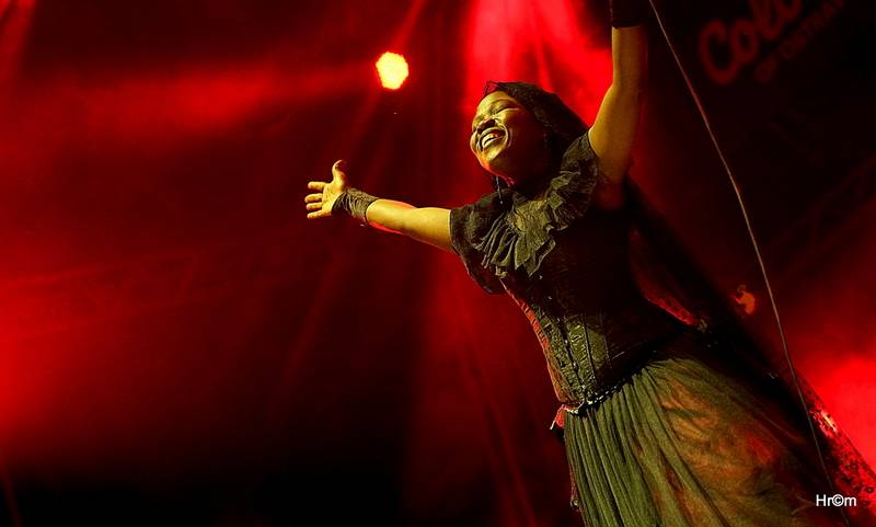 Hvězdou prvního dne Colours of Ostrava byla Florence and the Machine, vystoupili i MØ nebo Red Baraat